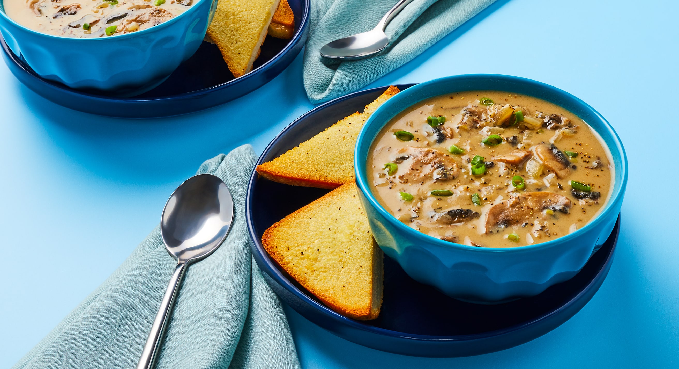 https://images.everyplate.com/f_auto,fl_lossy,q_auto/everyplate_s3/image/cream-of-mushroom-soup-5b2b2d5c.jpg