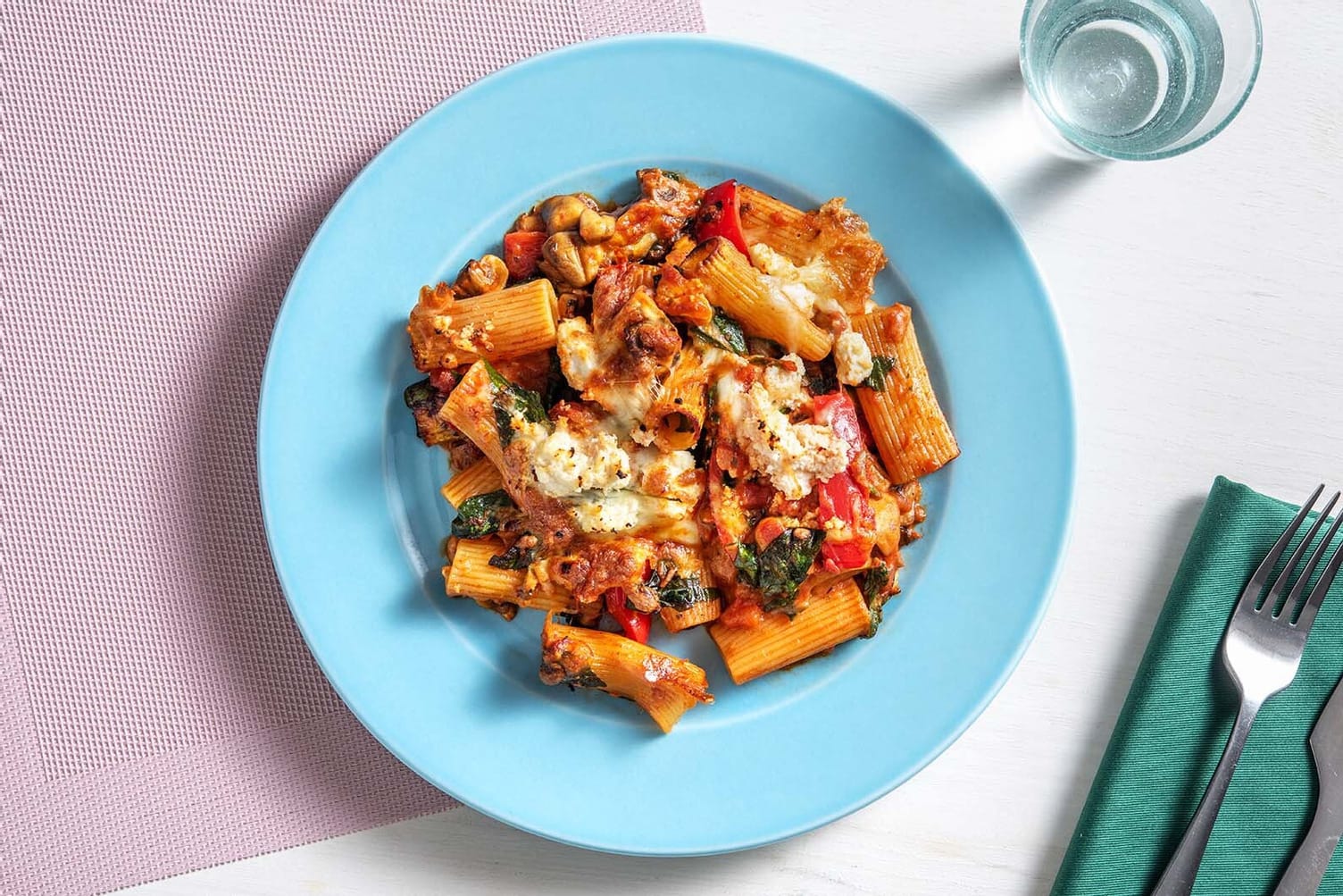 https://images.everyplate.com/f_auto,fl_lossy,q_auto/everyplate_s3/image/roasted-veggie-basil-pasta-bake-637515de.jpg